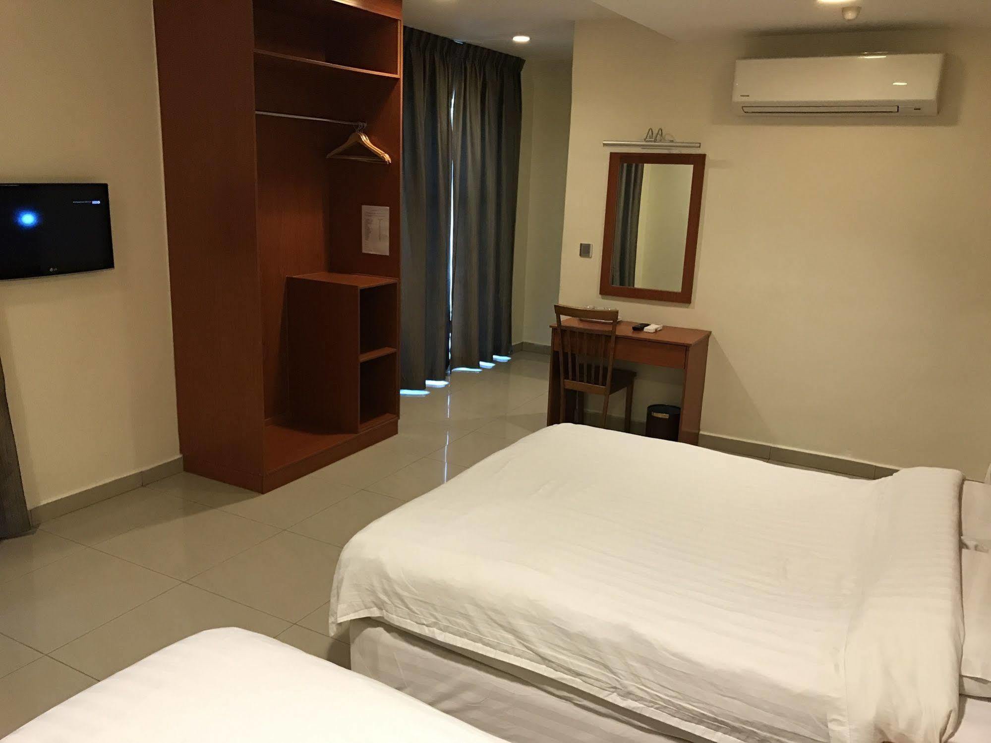 Aeton Hotel Nilai Exterior foto
