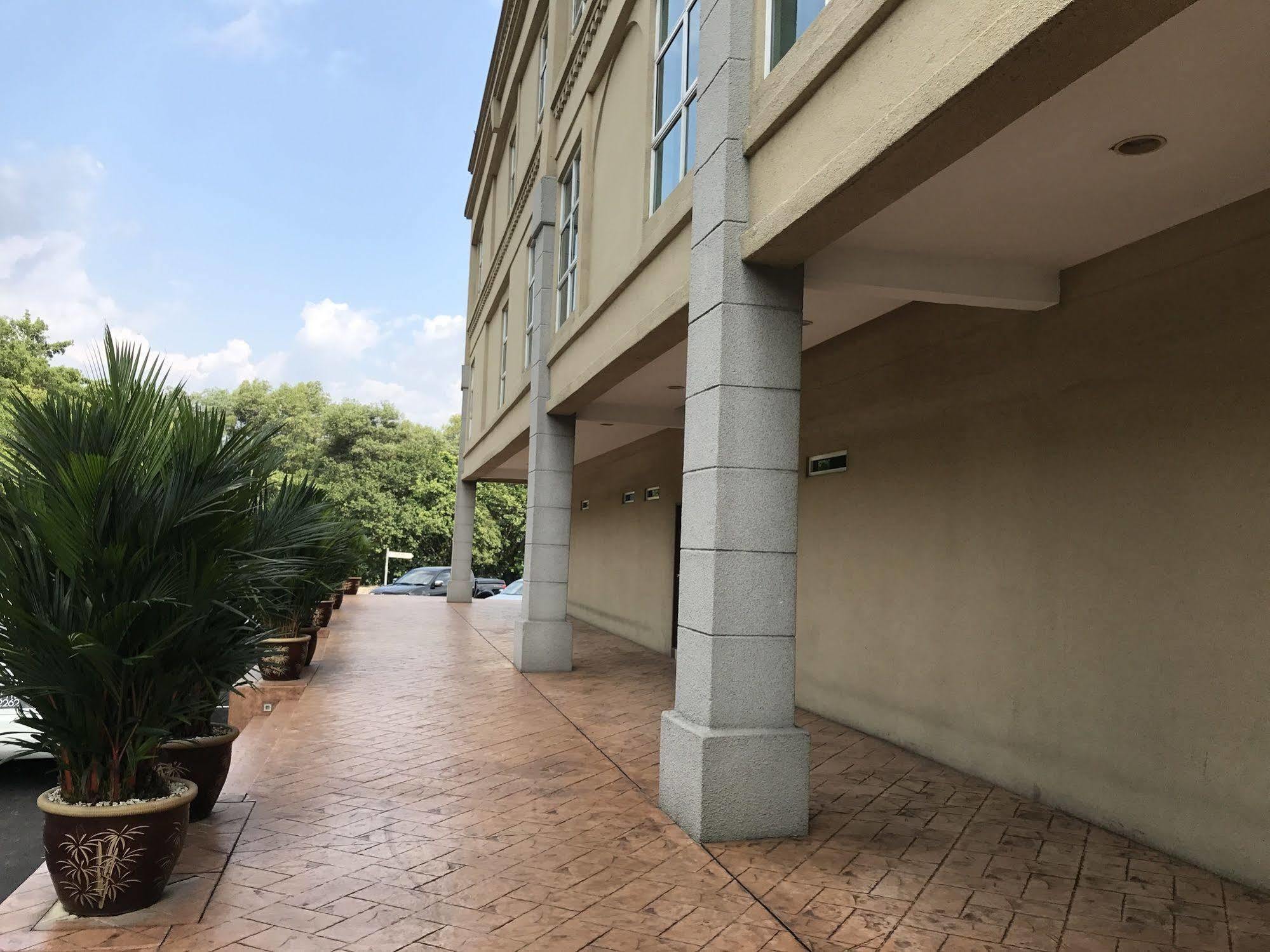 Aeton Hotel Nilai Exterior foto